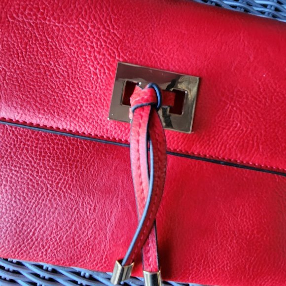 NWT ~ ISABELLE ~ Approved Vegan Crossbody Clutch Purse ~ Gorgeous RED ~ NWT - Picture 5 of 5